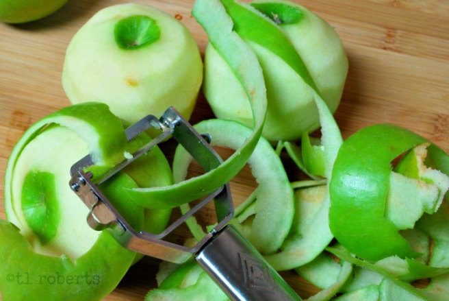 peeled green apples
