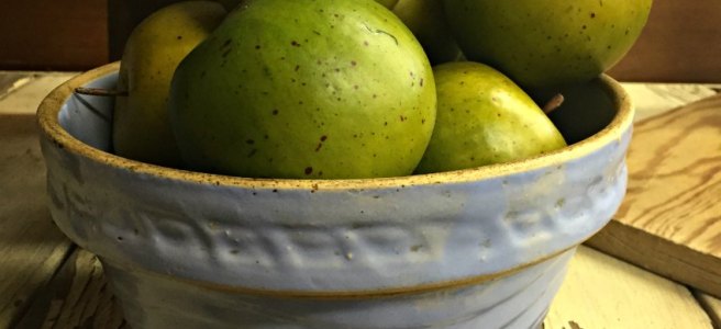bowl of green apples