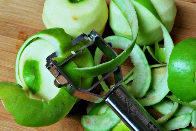 peeled green apples